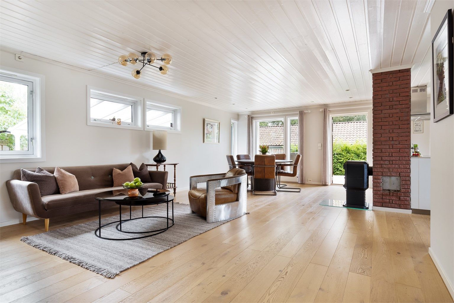 Stuen er lys og moderne med god plass til sofagruppe med tilhørende salongbord og tv-seksjon. 