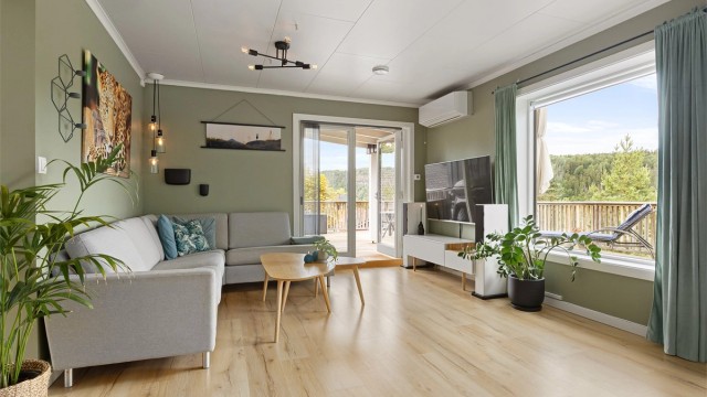Balkongdør fra 2016 gir enkel adkomst til den store uteplassen.