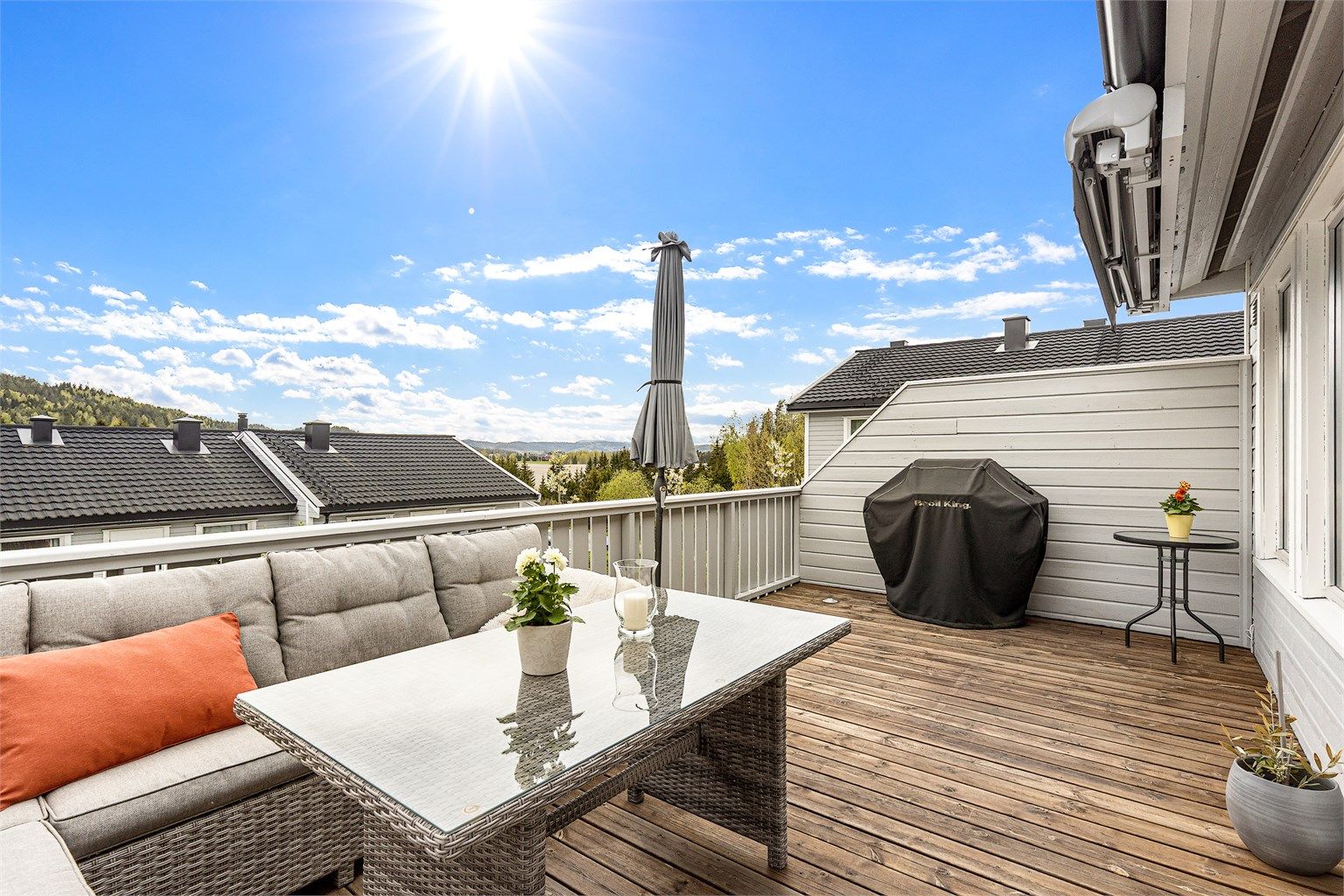 Med uteplasser som har sol fra morgen til kveld, og fin utsikt, er det perfekte forhold for å nyte lange sommerdager.