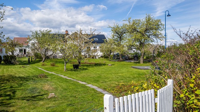Eiendommen byr på hovedbolig over hele 2. etasje samt egen hybel i 1. etasje – perfekt for generasjonsbolig, gjester eller utleie.
