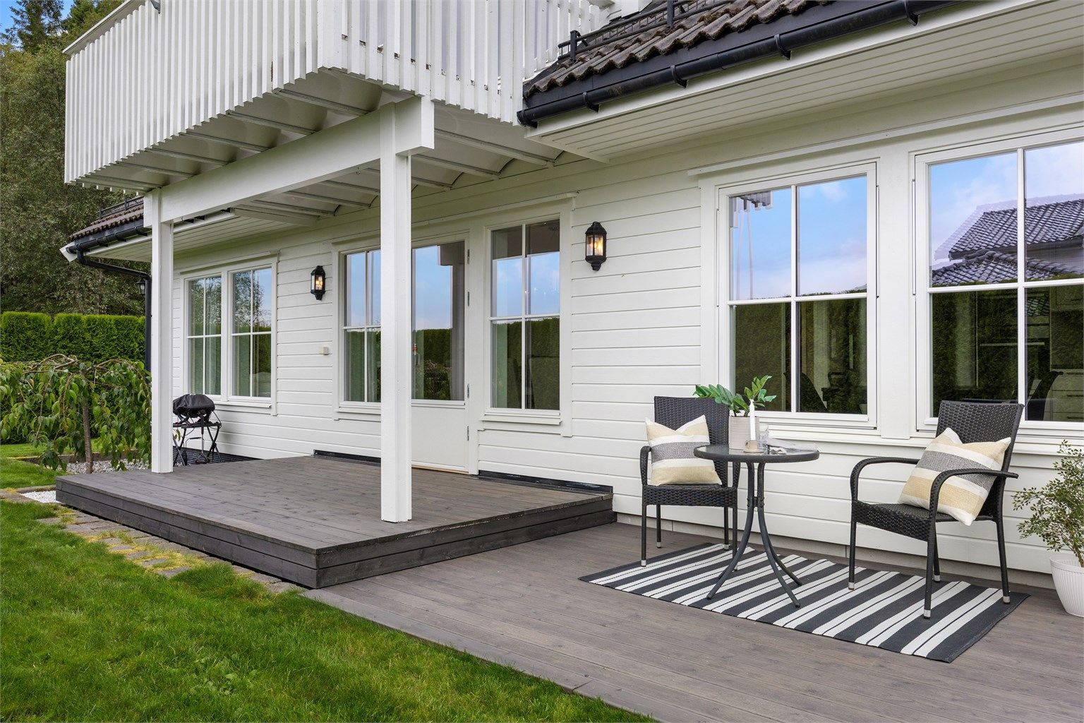 Direkte utgang fra stue/spisestue til terrasse og hage.