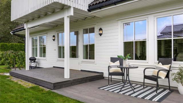 Direkte utgang fra stue/spisestue til terrasse og hage.