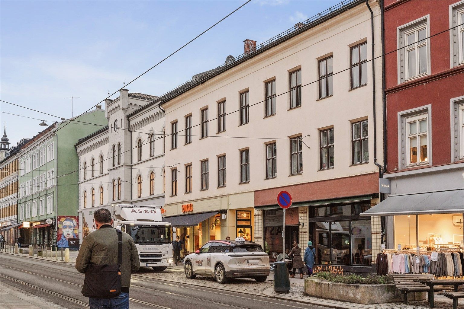 Området rundt leiligheten er proppfull av koselige spiseplasser, nisjebutikker, barer og kafeer. Av lokale godbiter kan Perla, Vespa og Humla nevnes.