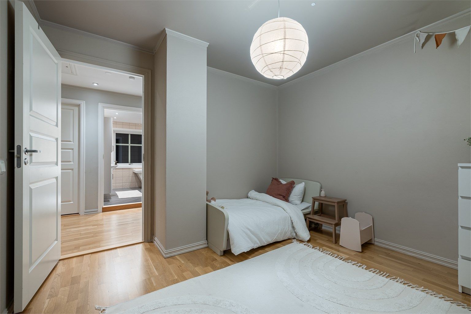 Soverommene er samlet i andre etasje, adskilt fra de sosiale sonene.