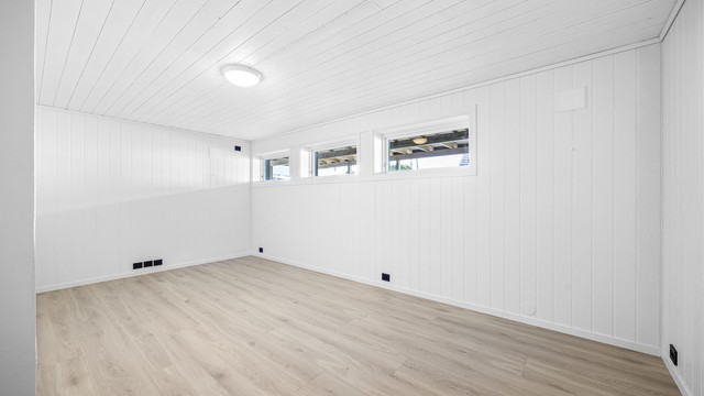Oppusset kjellerstue med nytt elektrisk, laminatgulv og panel på veggene. Et allsidig rom, godkjent som hobbyrom i byggemeldte tegninger.