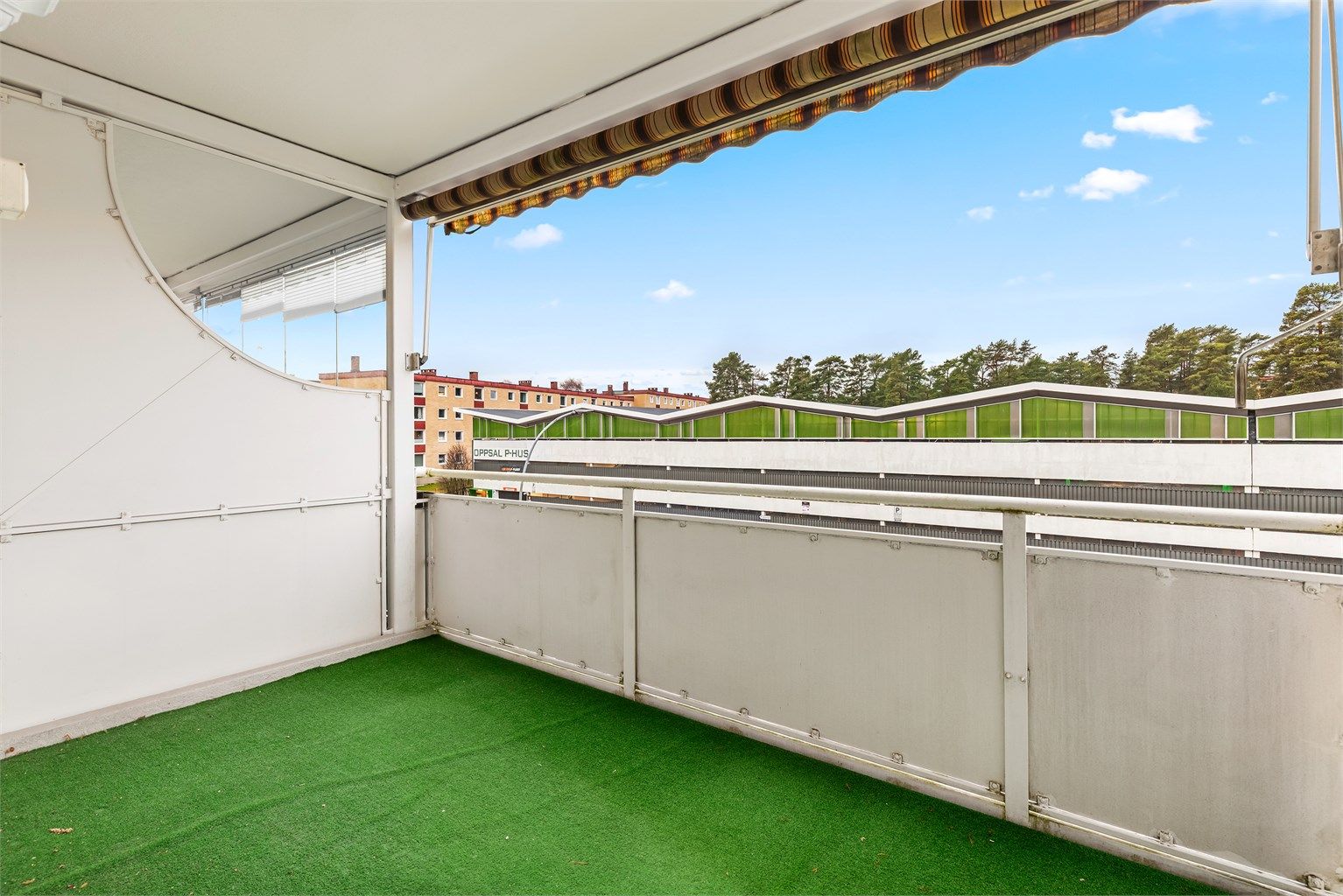 Fra stuen er det utgang til en vestvendt balkong på 8 m² med markise.