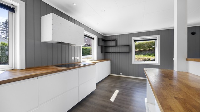 God benkeplass og vegghengt ventilator over platetoppen.