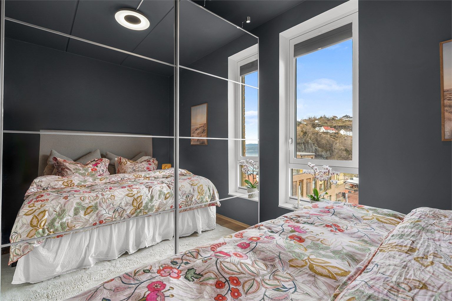 God oppbevaringsplass i garderobeskap med speilfronter som bidrar til en økt romfølelse.