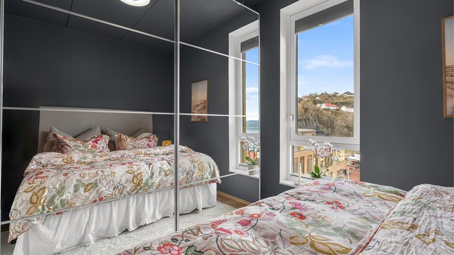 God oppbevaringsplass i garderobeskap med speilfronter som bidrar til en økt romfølelse.