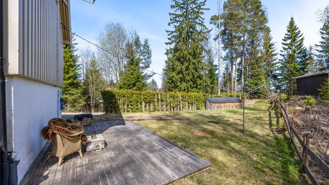 Hagen gir rikelig med plass for lek og utendørsaktiviteter.