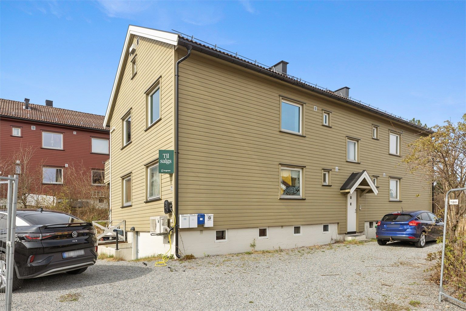 Leiligheten er beliggende svært sentralt på Tangenåsen med egen p-plass med elbillader. 