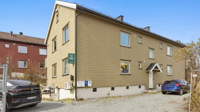 Leiligheten er beliggende svært sentralt på Tangenåsen med egen p-plass med elbillader.
