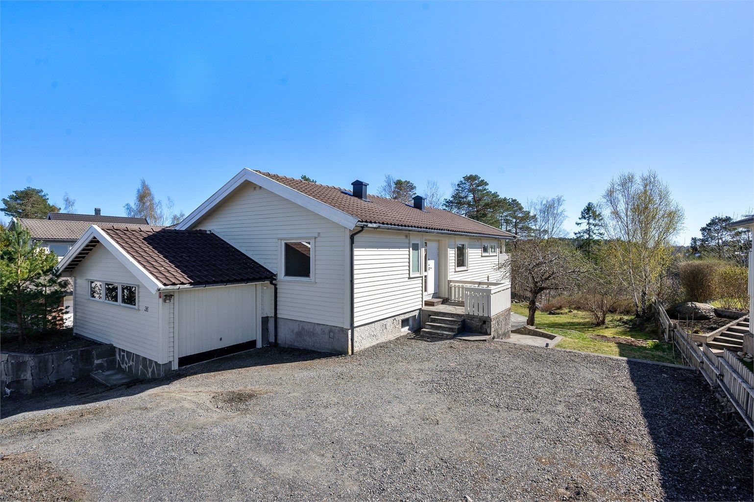 Eiendommen har god plass til parkering og en garasje på 18 kvm oppført inntil boligen.