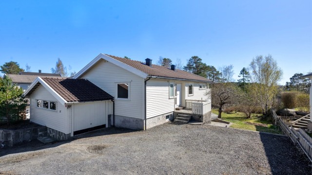 Eiendommen har god plass til parkering og en garasje på 18 kvm oppført inntil boligen.