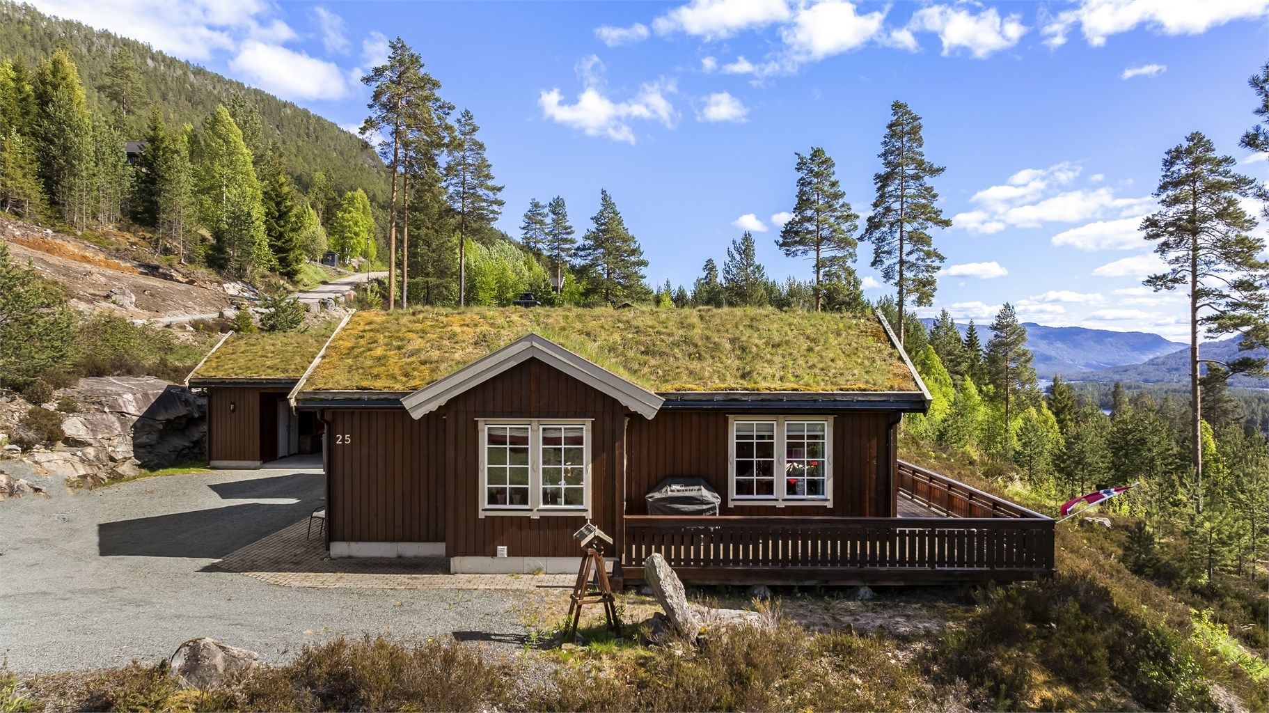 Her er det gode parkeringsmulighet på egen tomt