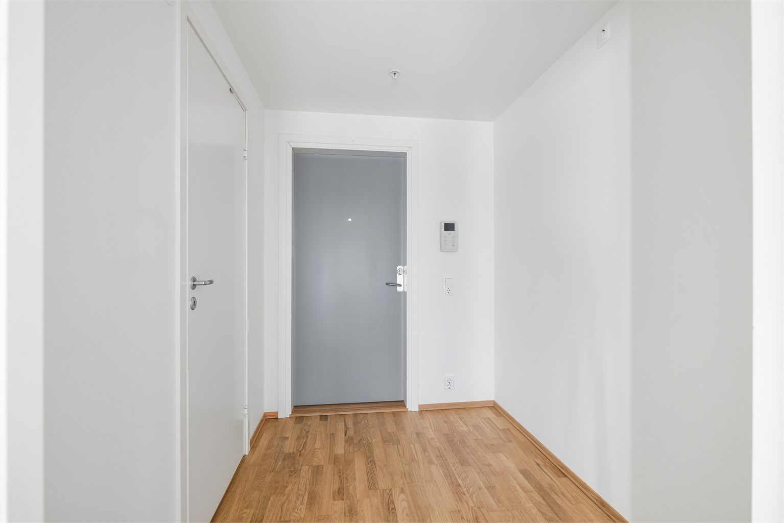 Her har du god plass til å ta imot gjester og henge fra deg yttertøy.