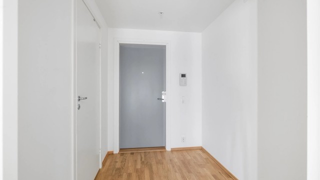 Her har du god plass til å ta imot gjester og henge fra deg yttertøy.