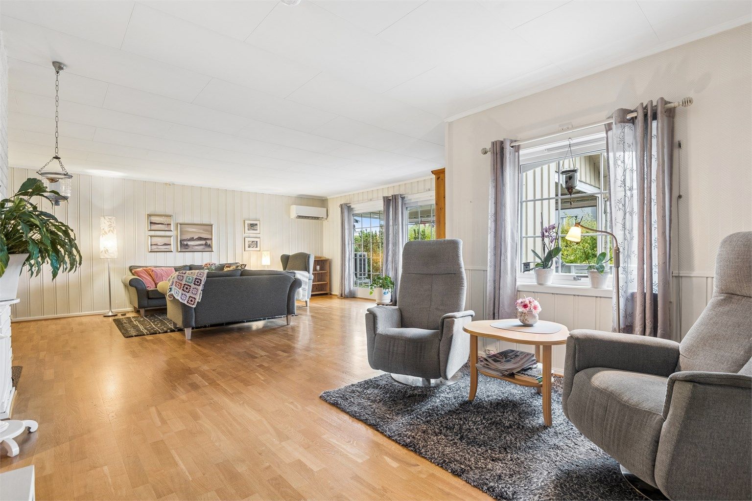 Stor stue i hoveddel med plass til flere møbleringssoner. 