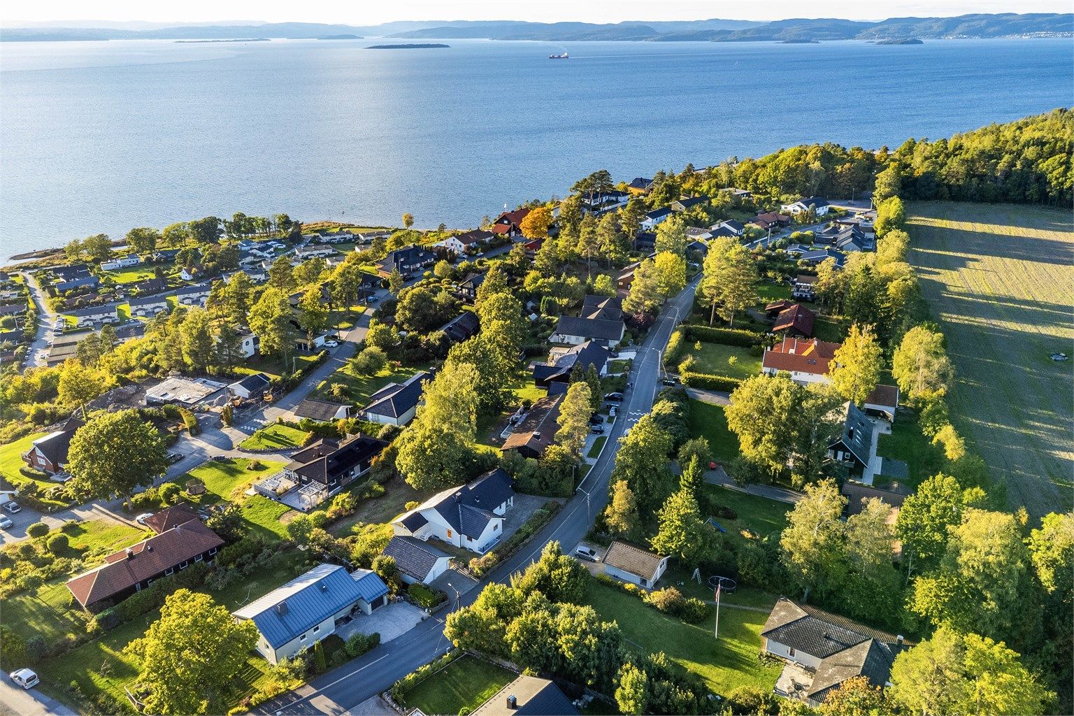 På Refsnesskogen bor du tilbaketrukket i høyden, med praktisk nærhet til de fleste nødvendigheter hverdagen krever.