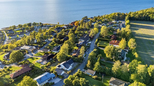 På Refsnesskogen bor du tilbaketrukket i høyden, med praktisk nærhet til de fleste nødvendigheter hverdagen krever.