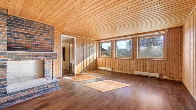 Kjellerstuen har en åpen peis som gir et hyggelig samlingspunkt i sokkeletasjen.