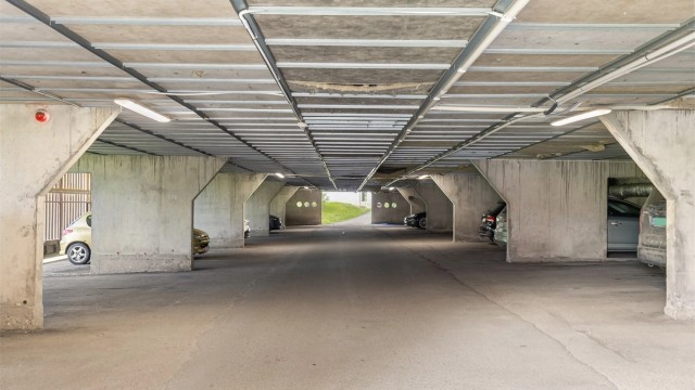 Iht. seksjoneringen har hver seksjon rett til én garasjeplass i felles garasjeanlegg