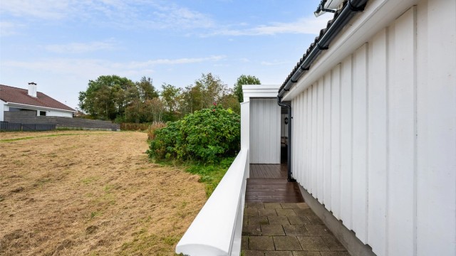 Eiendommen ligger mot friområde.