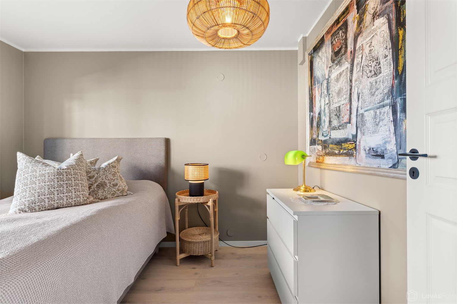 Hovedsoverommet har malte overflater og ny parkett med gulvvarme, lagt i 2024.