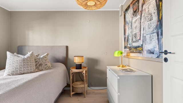 Hovedsoverommet har malte overflater og ny parkett med gulvvarme, lagt i 2024.