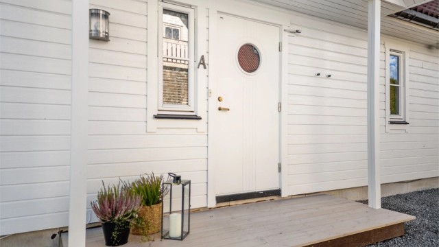 Adkomst til boligen via overbygget inngangsparti