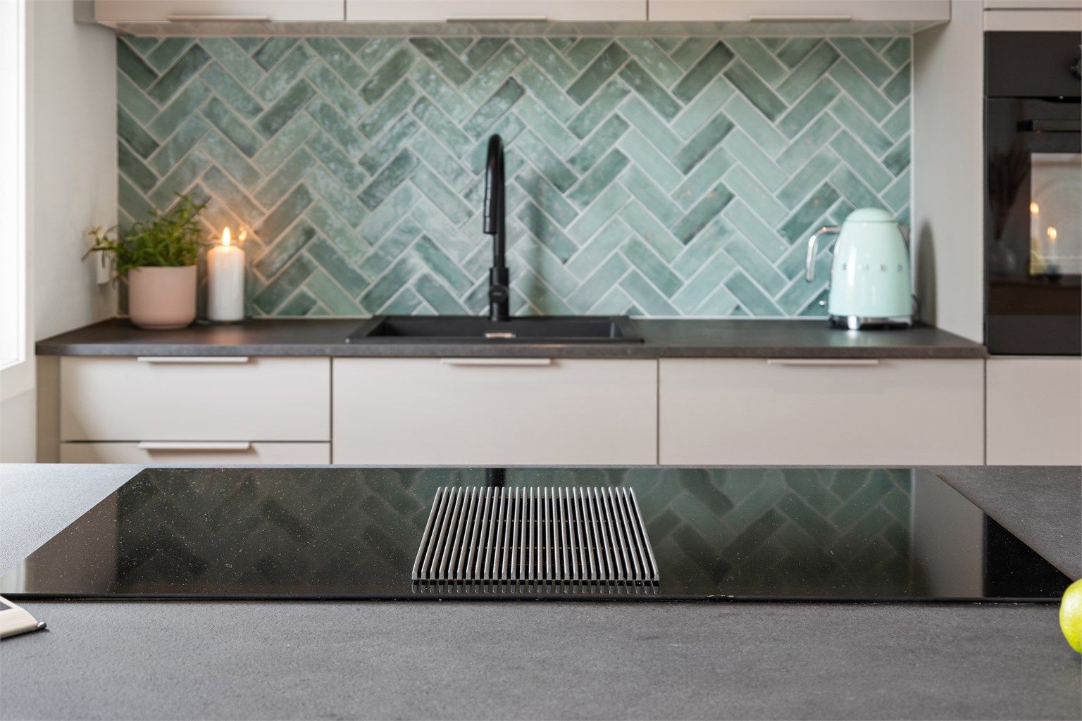 Nedfelt platetopp med integrert ventilator med kullfilter