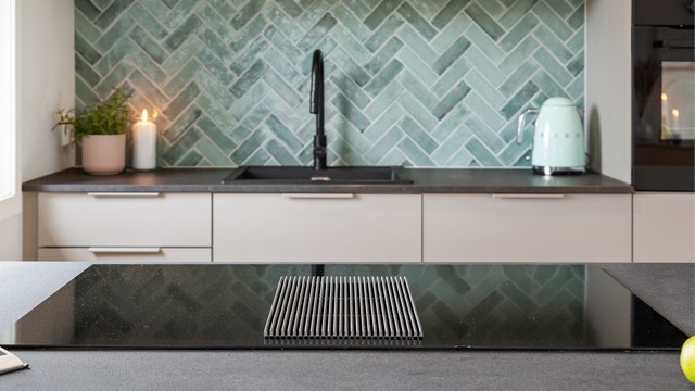 Nedfelt platetopp med integrert ventilator med kullfilter