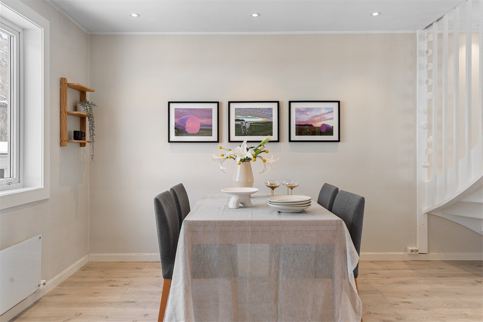 - Spisegruppen kan plasseres like ved kjøkkenet, praktisk når middagen skal serveres -