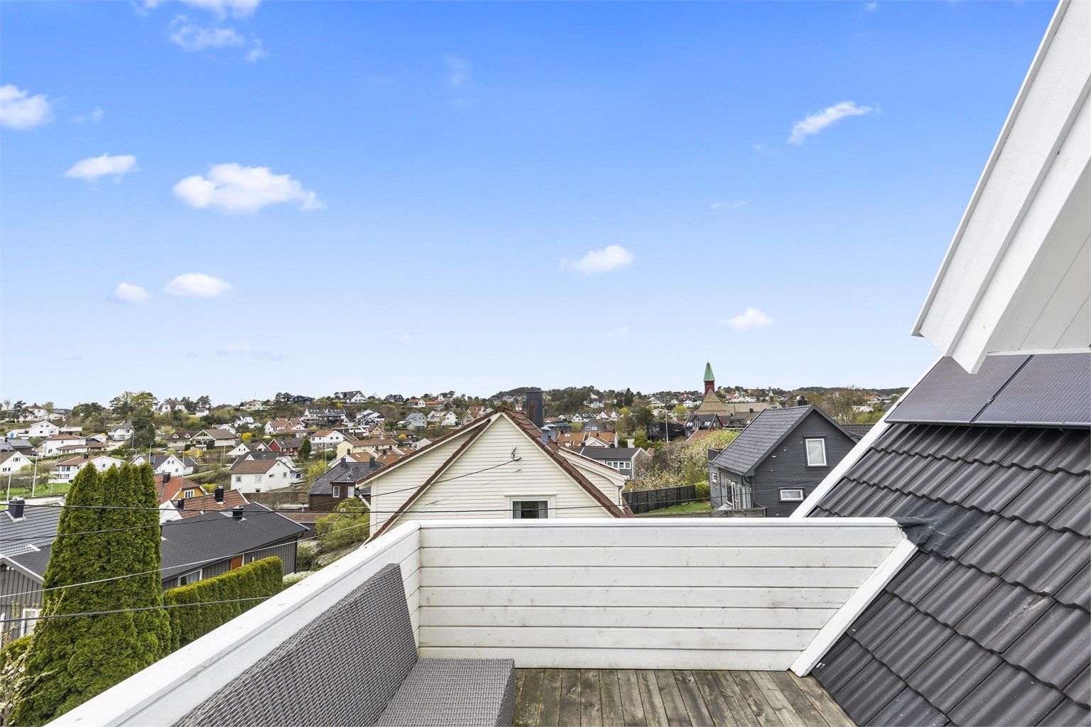 Nydelig utsikt fra boligens terrasse i 2 etg.