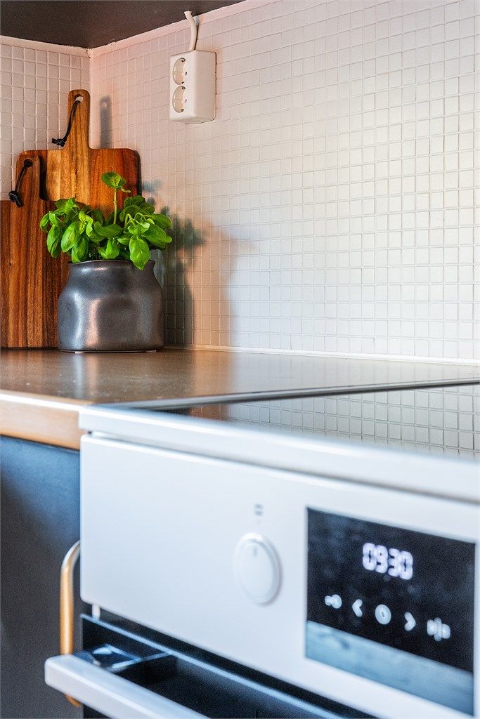 Flislagte overflater over benk og ventilator med avtrekk ut.