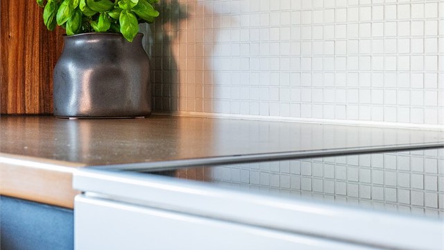 Flislagte overflater over benk og ventilator med avtrekk ut.