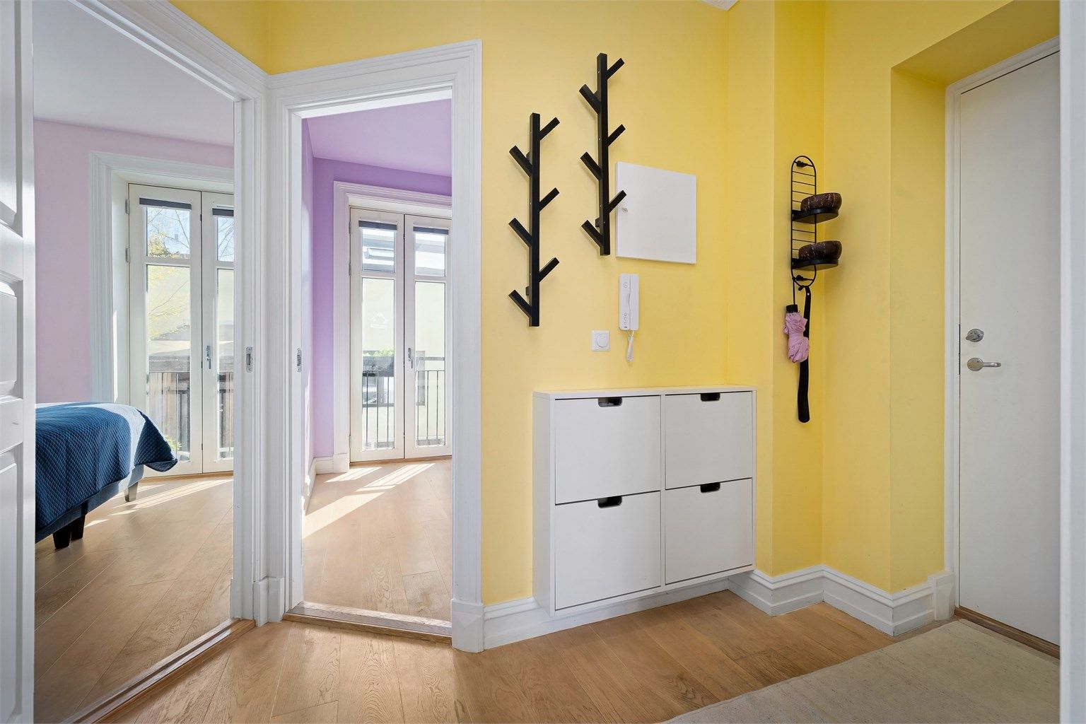 Her ser du balkongdørene til den franske balkongen på begge soverommene i første etasje. 