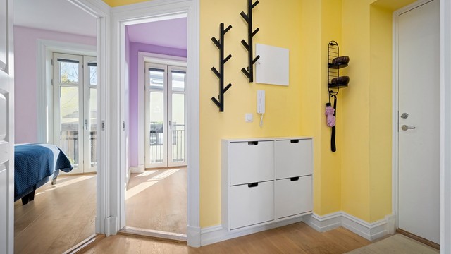 Her ser du balkongdørene til den franske balkongen på begge soverommene i første etasje.