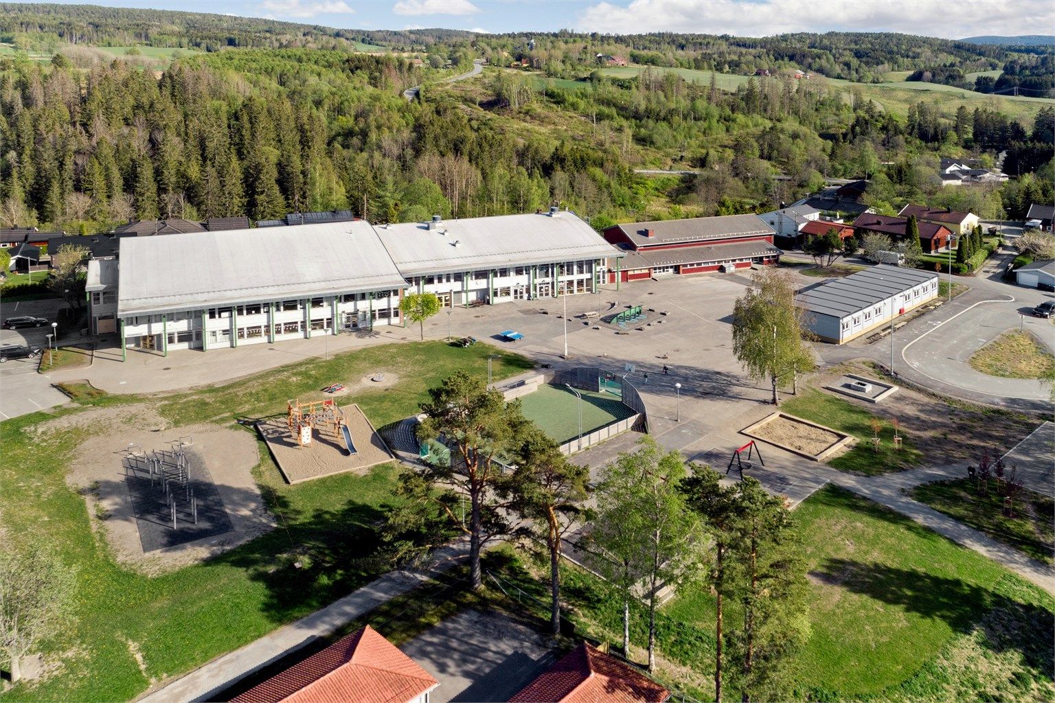 Tomter barneskole (1-7 kl.) ligger ca. 1,2 km fra leiligheten.