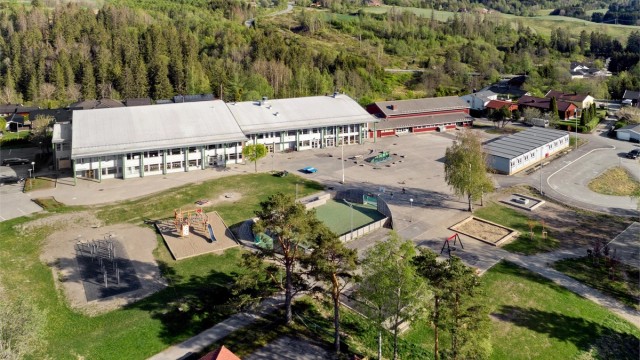 Tomter barneskole (1-7 kl.) ligger ca. 1,2 km fra leiligheten.
