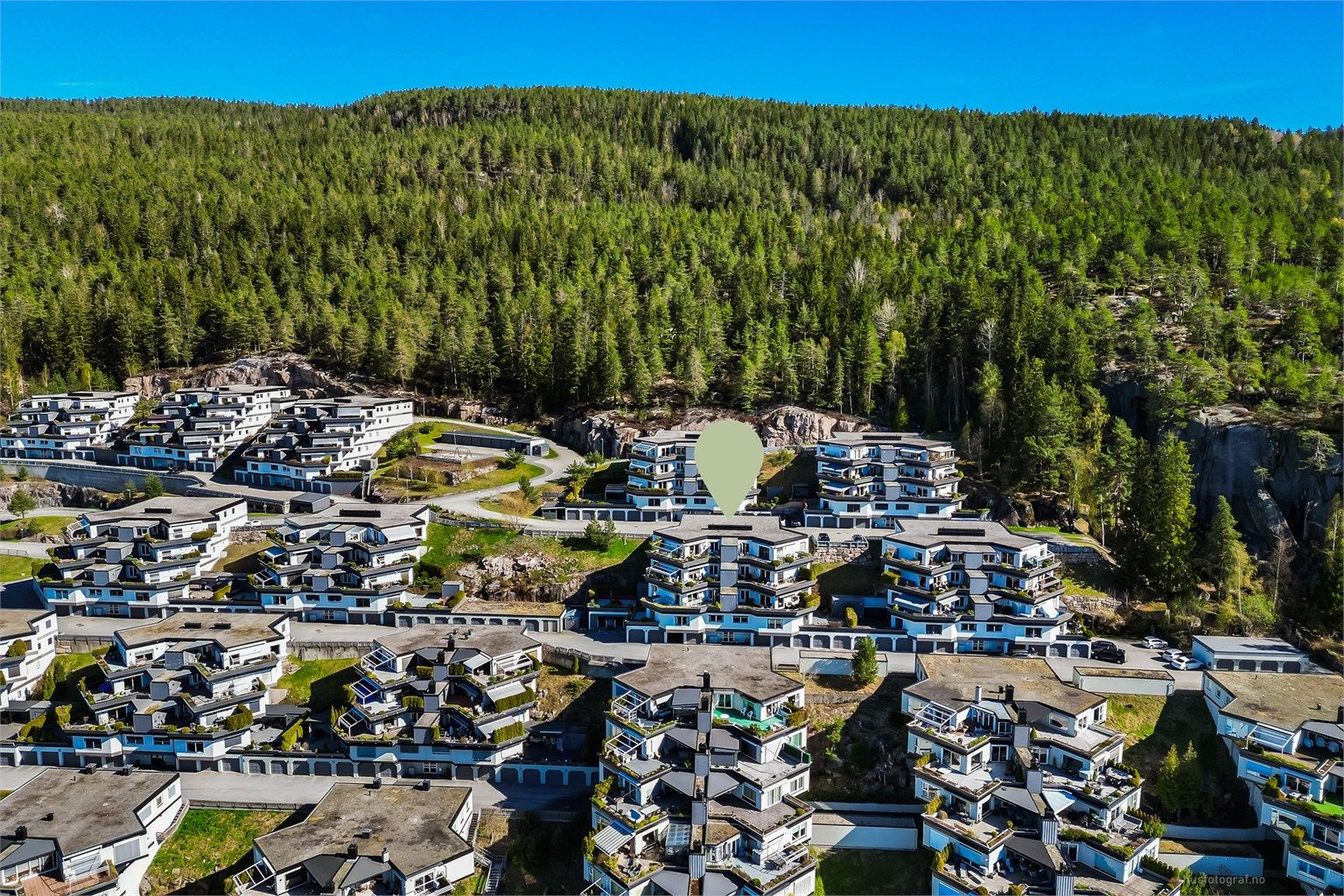 Bebyggelsen i området er terrassert, noe som sikrer gode sol- og utsiktsforhold for de fleste boligene.