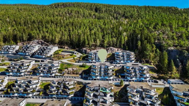 Bebyggelsen i området er terrassert, noe som sikrer gode sol- og utsiktsforhold for de fleste boligene.