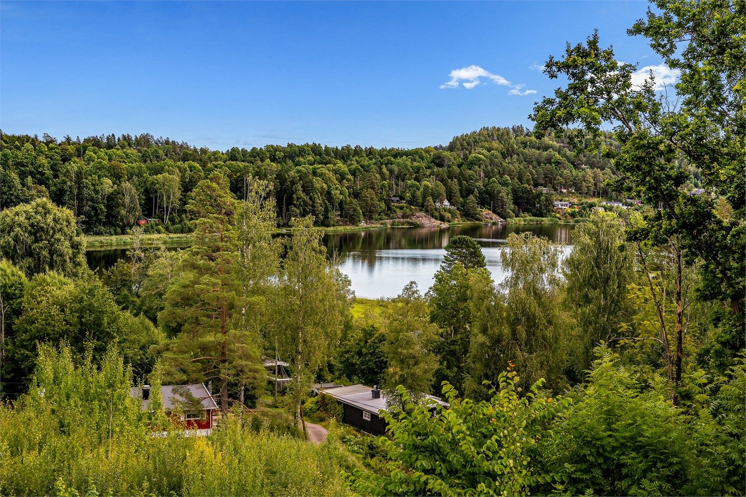 Askjemvannet med gode bademuligheter ligger ikke langt unna.