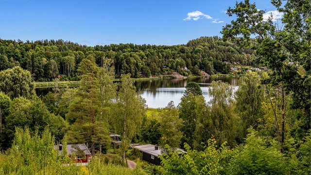 Askjemvannet med gode bademuligheter ligger ikke langt unna.