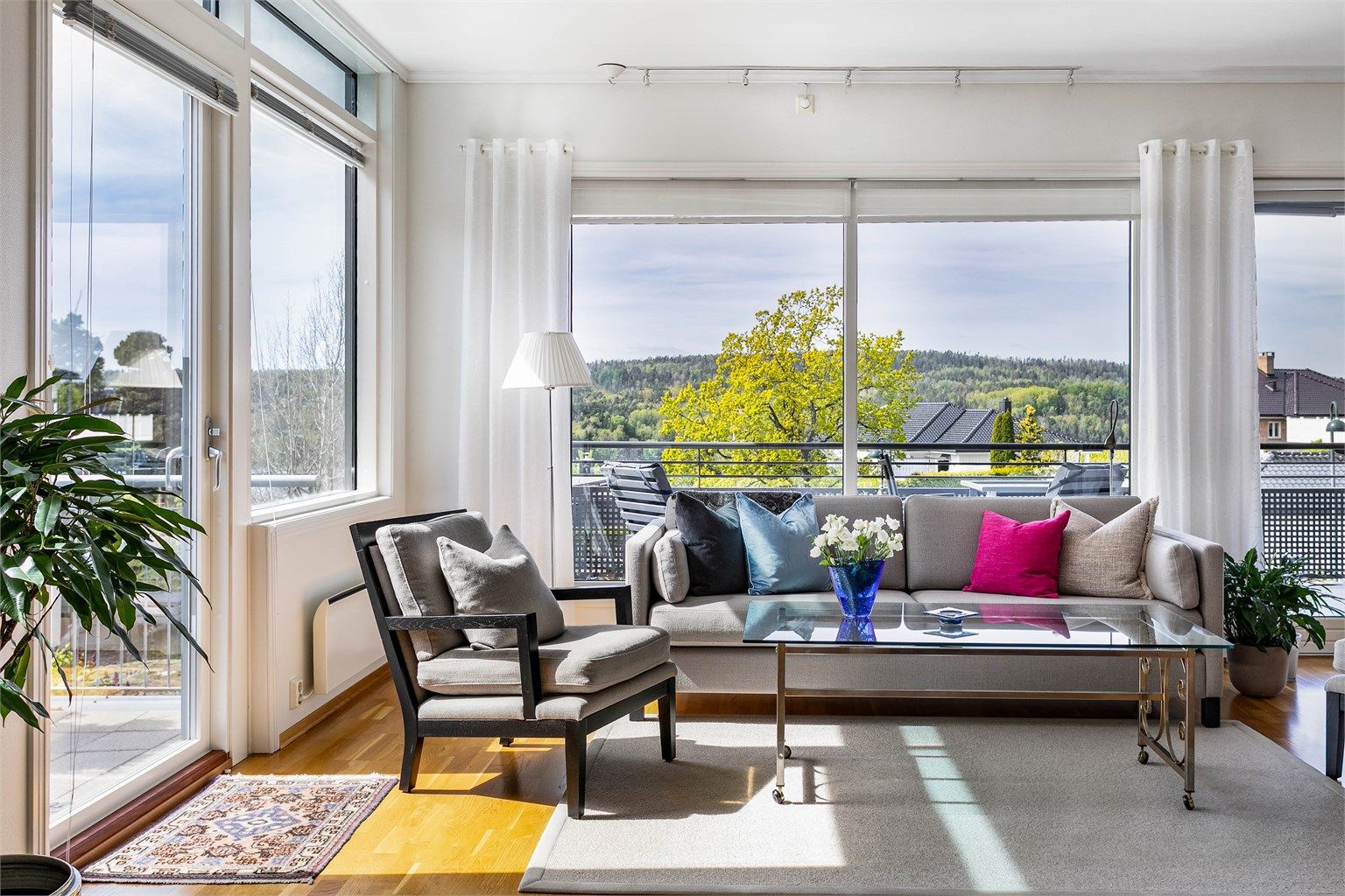 Stue med ekstra takhøyde og store vindusflater. Utgang til både balkong og markterrasse