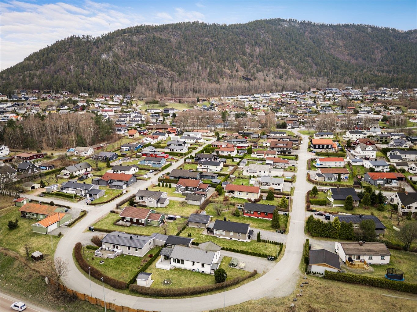 Solberg SK idrettsanlegg med fotballbaner, kunstis skøytebane og idrettshall ligger like overfor barne- og ungdomsskole