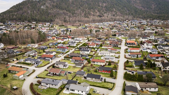 Solberg SK idrettsanlegg med fotballbaner, kunstis skøytebane og idrettshall ligger like overfor barne- og ungdomsskole