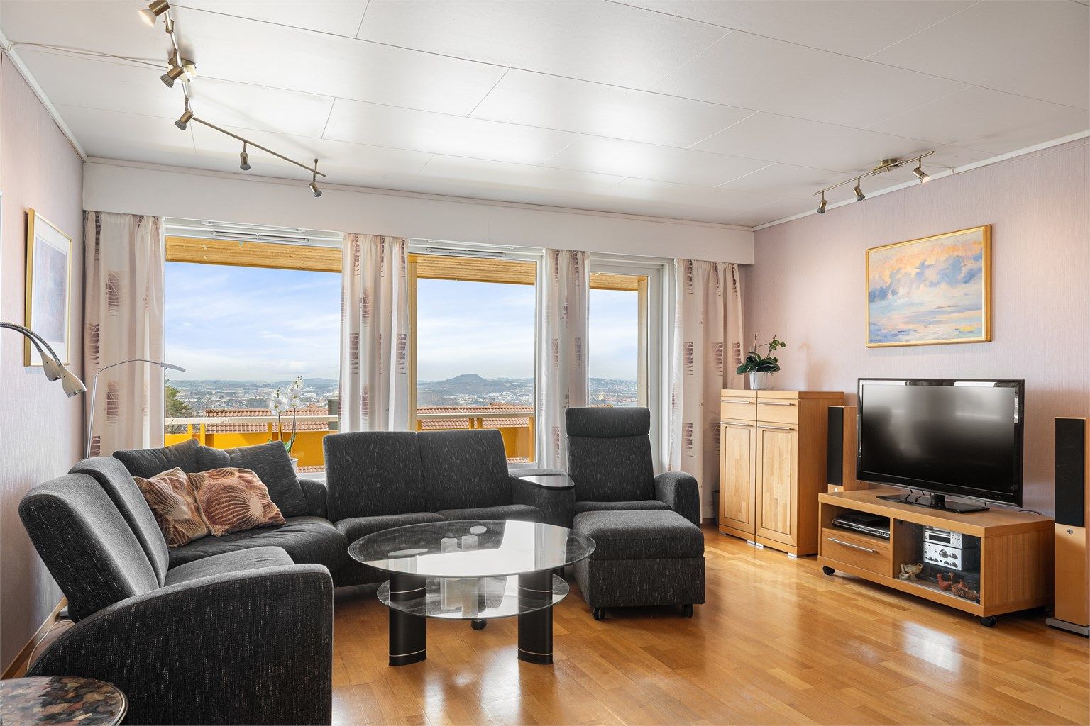 Oppe i 2 etasje har du hoved stuen, som  har direkte utgang til balkong og som har en kjempeflott utsikt. Stuen har også god plass til både sittegruppe og spisemøbler.