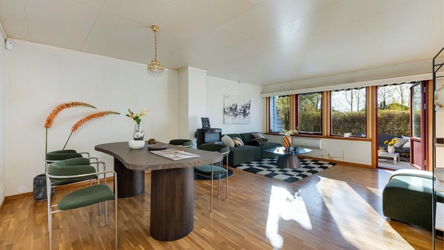 Romslig stue med fin plass til både sofagruppe og spisebordgruppe