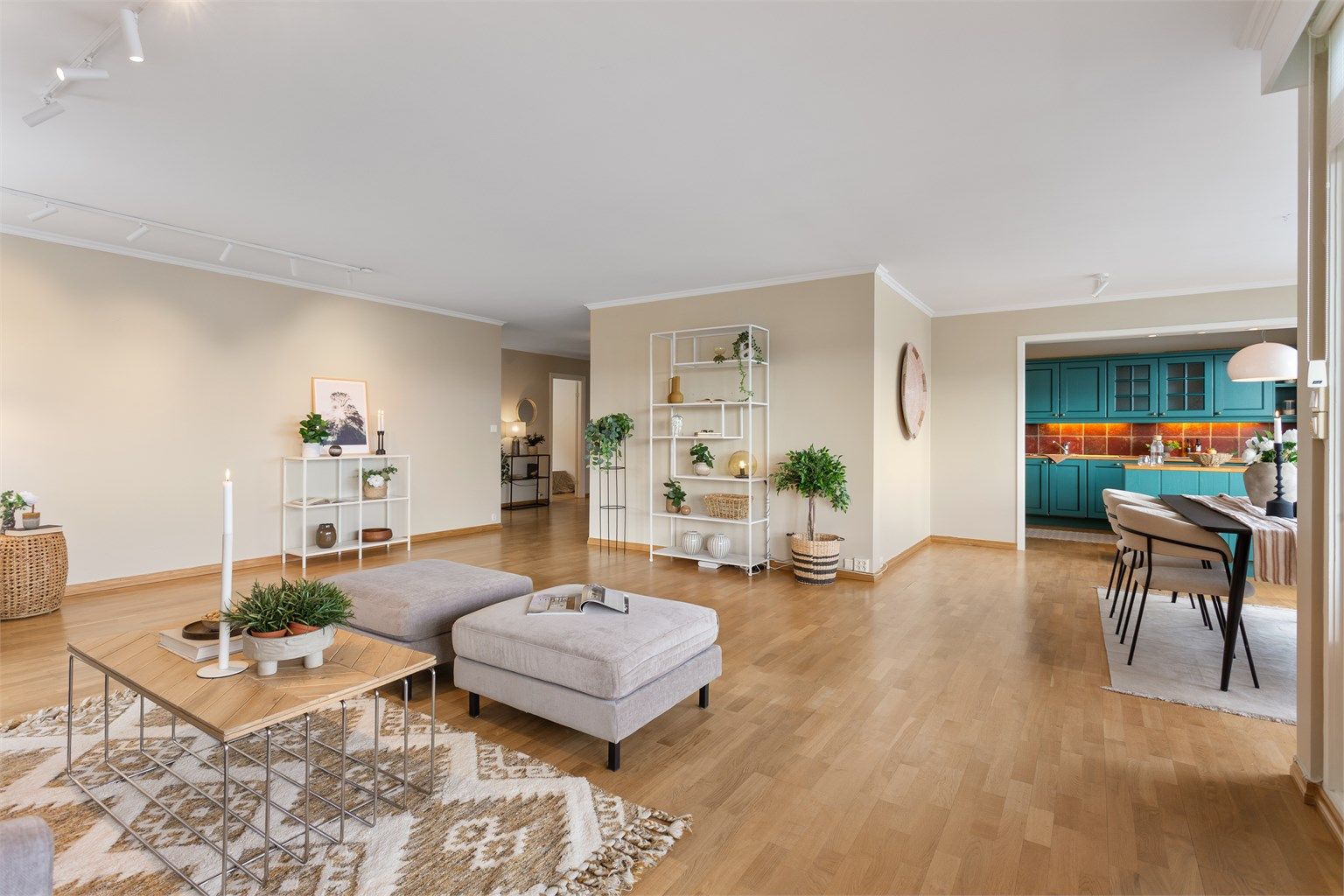 Åpen løsning mellom stue og spisestue. Foto: Emotional Landscape Production Ole Thoresen 